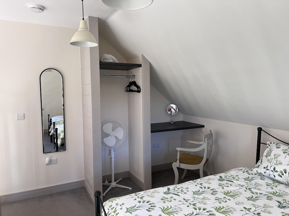 Poachers Hut 1-bed Cottage, Sleeps 2, Pet Friendly view 4