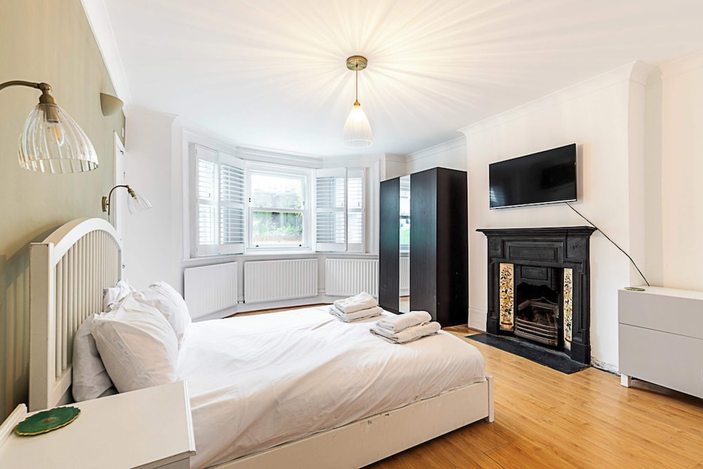 Cosy and Modern Battersea Home