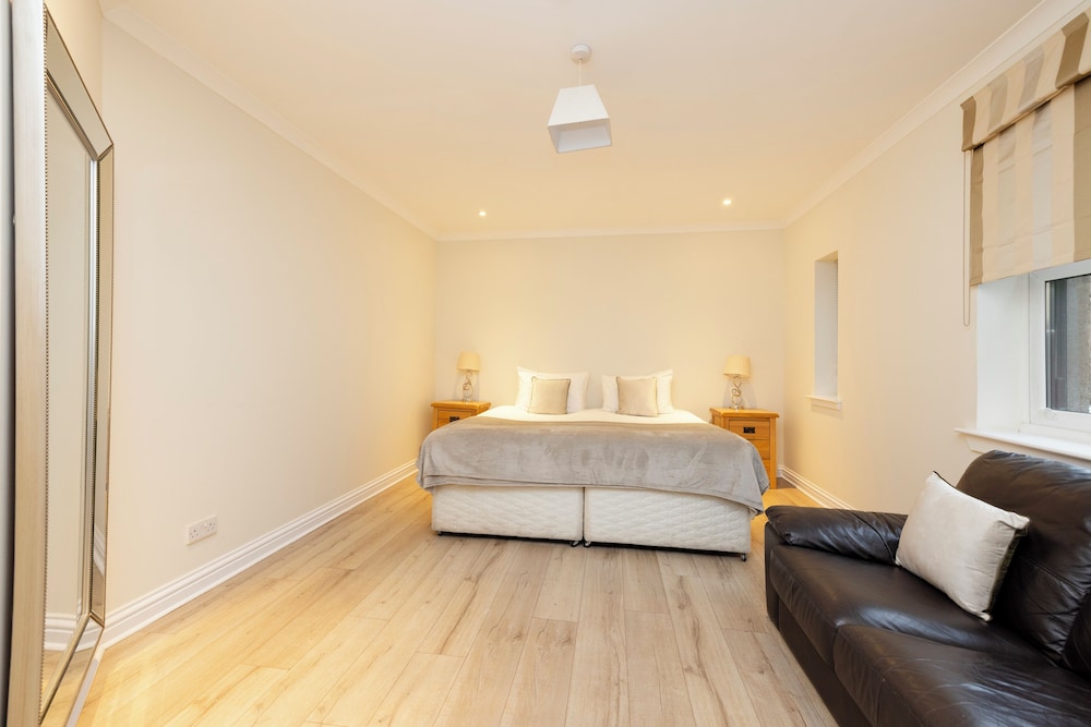 JOIVY Modern flats near Edinburgh Castle