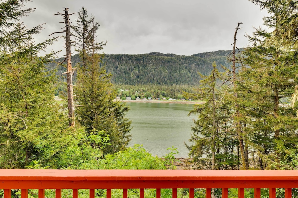 Juneau Vacations - Juneau Vacation Home: Stunning View  Beach Access - Property Image 8