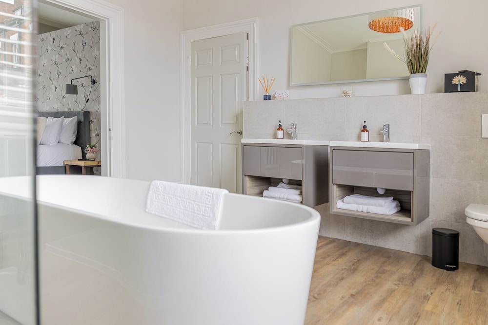 Elegant Townhouse&Basement in Leamington