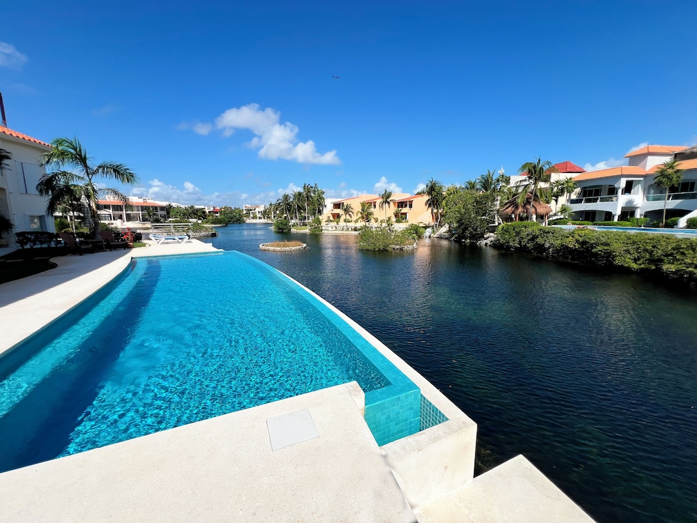 Lagoon Front Infinity Pool Paddleboard And Fun Puerto Aventuras
