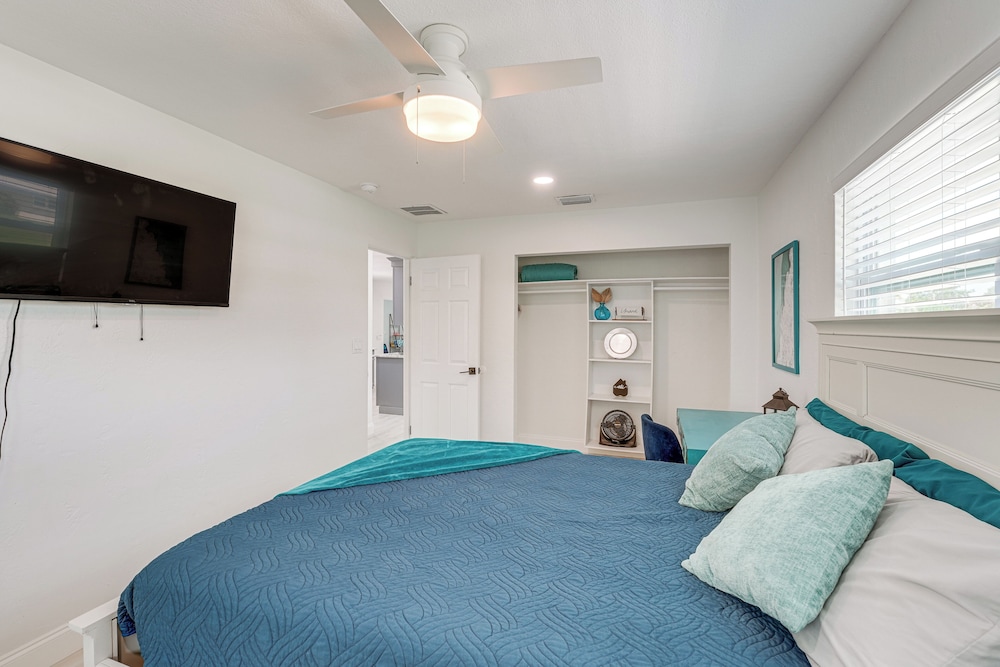 4 Mi to Beach! Furnished Outdoor Oasis in Seminole