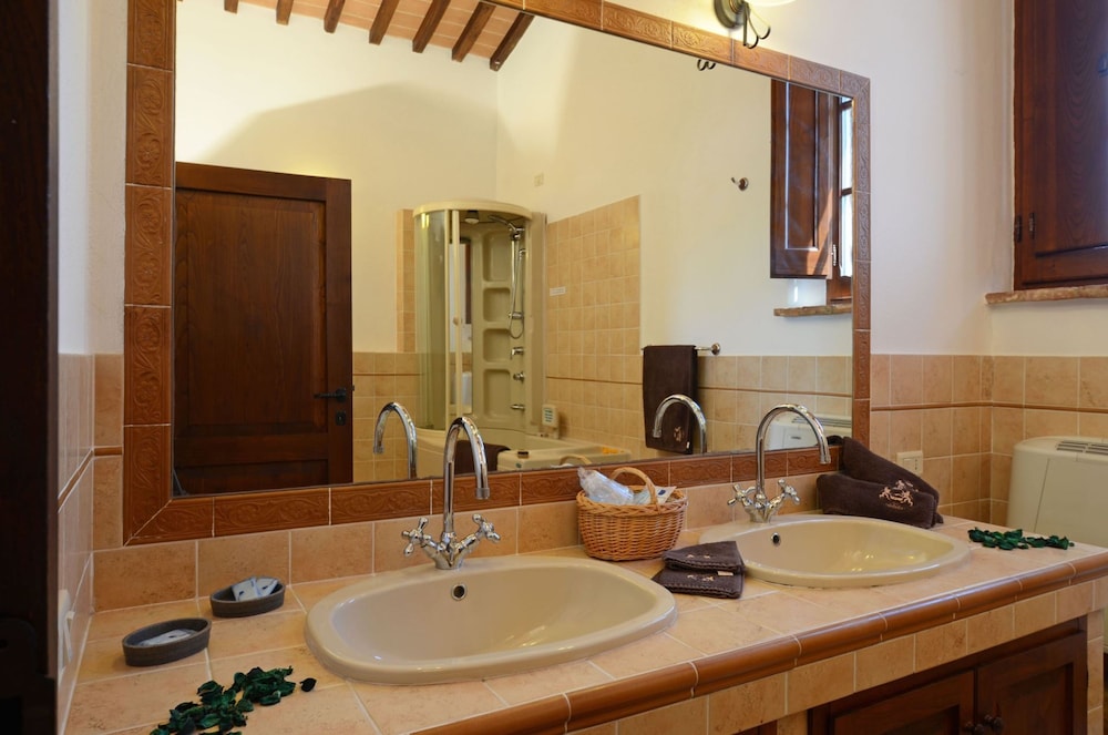 Podere Baiocco Sleeps 22 People 2 Private Pools Walking Distance to Town-podere Baiocco