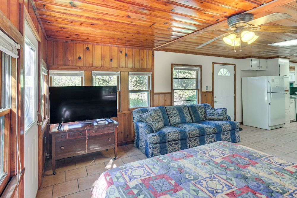 2 Mi to Fishing on Lake Whitney: Cottage w/ Deck