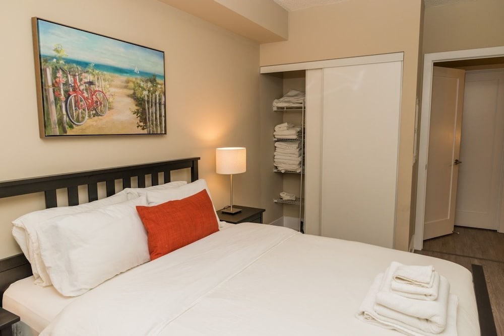 Sarkar Suites - CN Tower Rogers Centre - Image 2