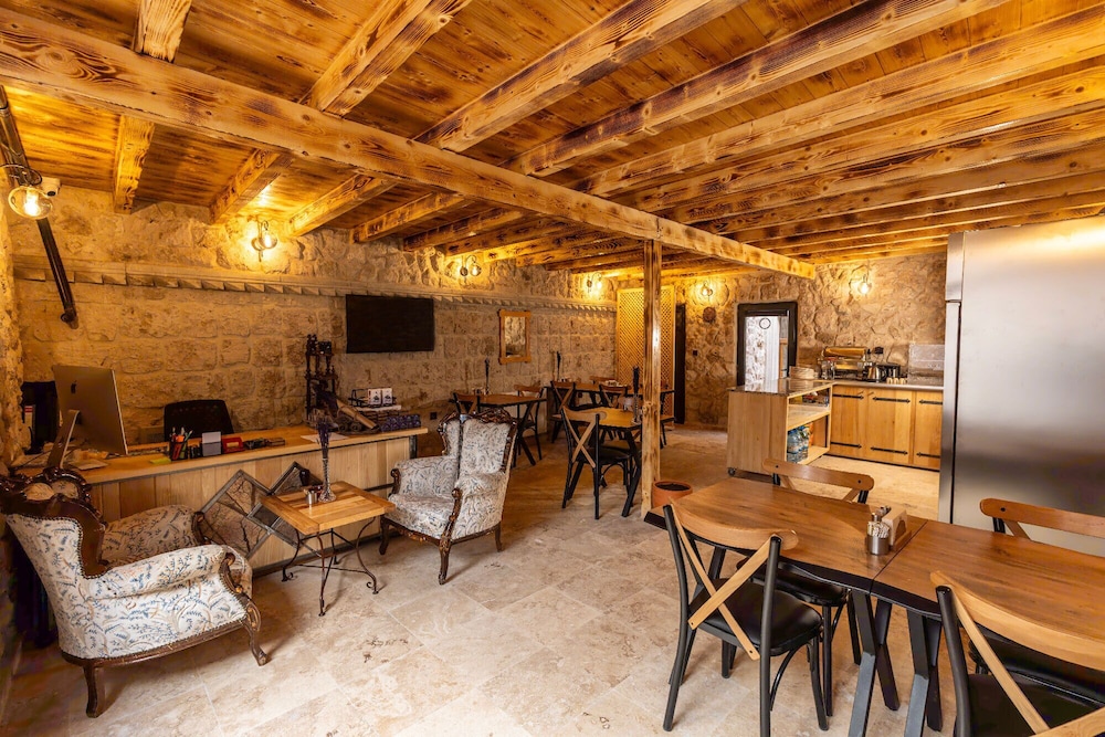 Arkelas Cave House