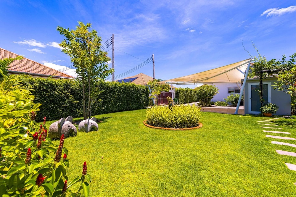 TropicalFamilyVilla w Pool&Garden ML103