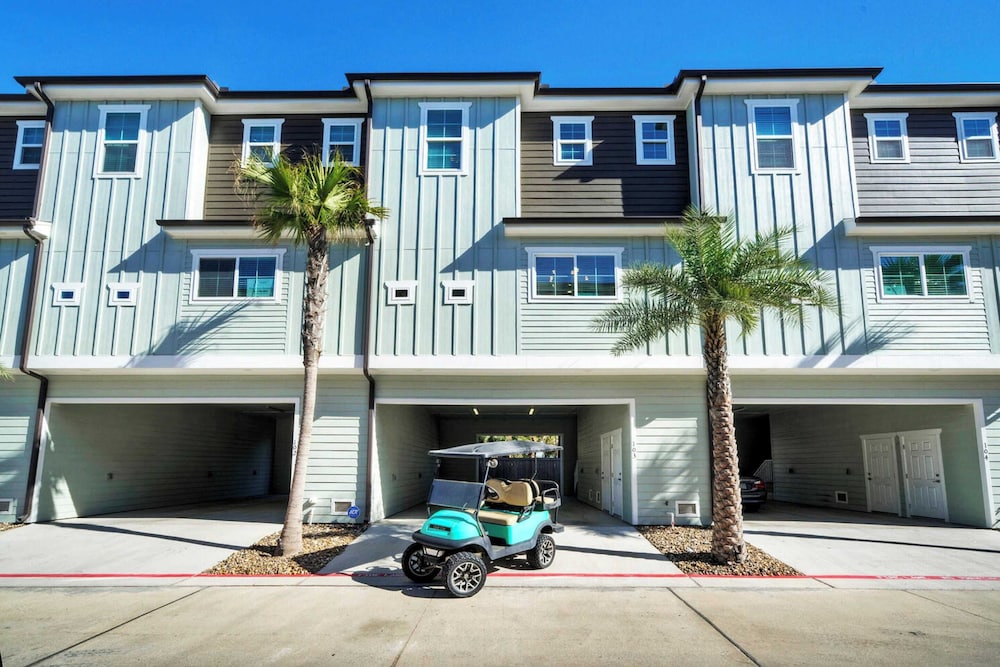 Sleeps 33! 4 Condos, Walk to the Beach, Resort-style Pool, Endless Summer Resort