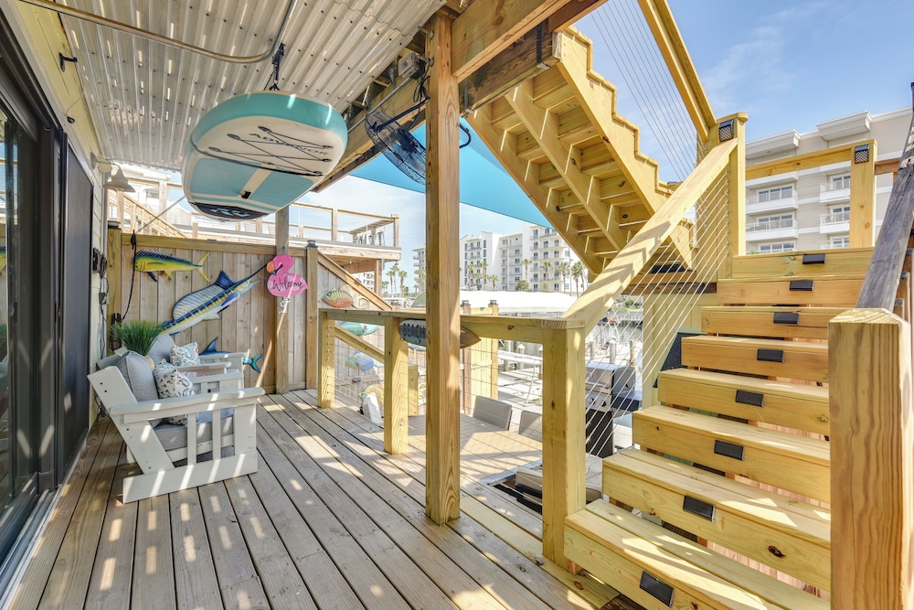 Boat, Fish & Walk to Beach: Waterfront Destin Gem!