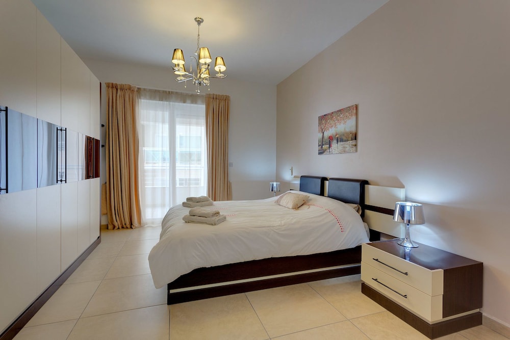 Stunning Seafront Lux Apt wt Pool, Upmarket Area view 4