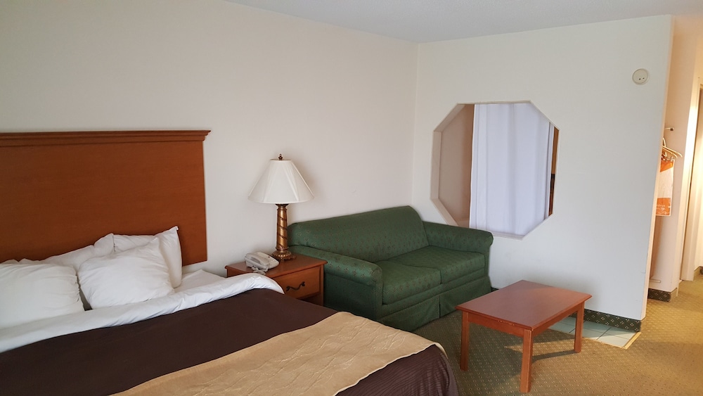 Quality Inn & Suites Near Amish Country view 4