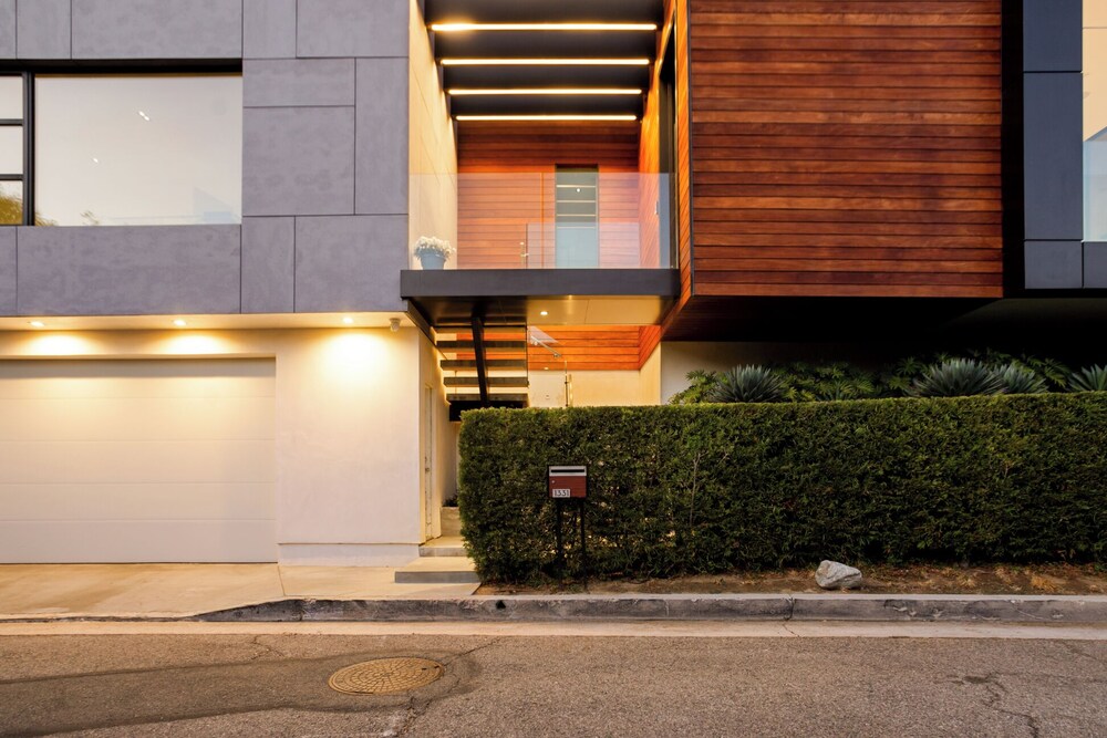 Belfast Estate - Mid-century Meets Modern - Luxe Poolside Villa