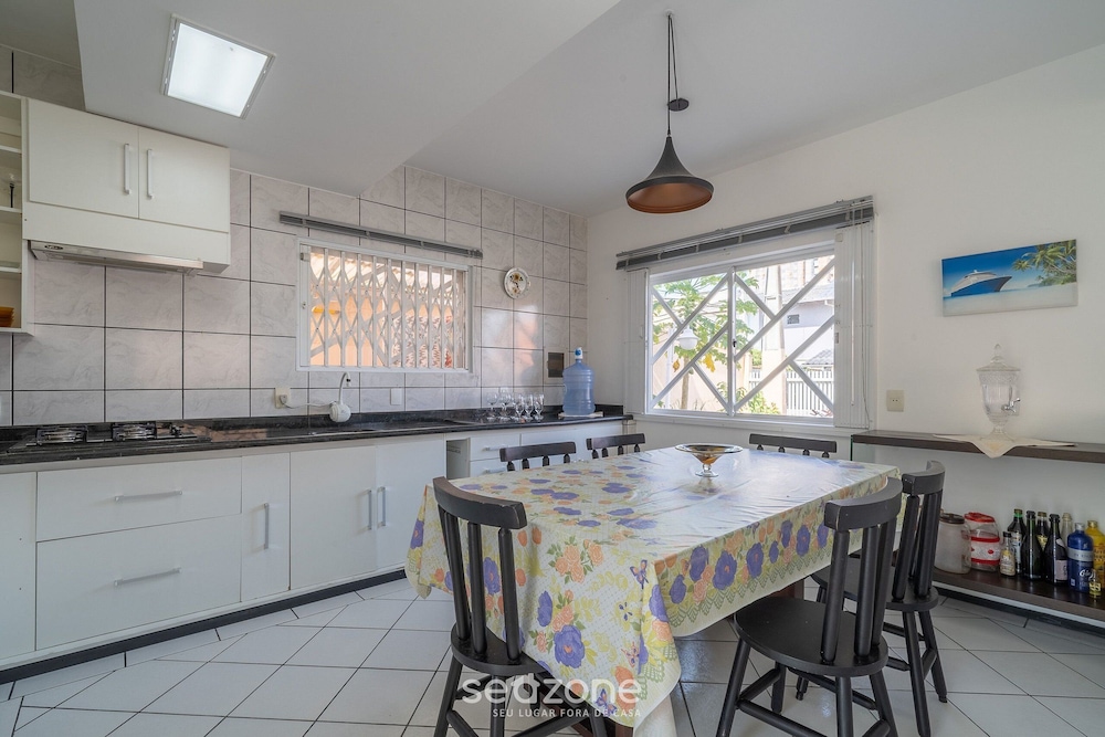5BR Home w/ Pool in Penha Center Bsl190