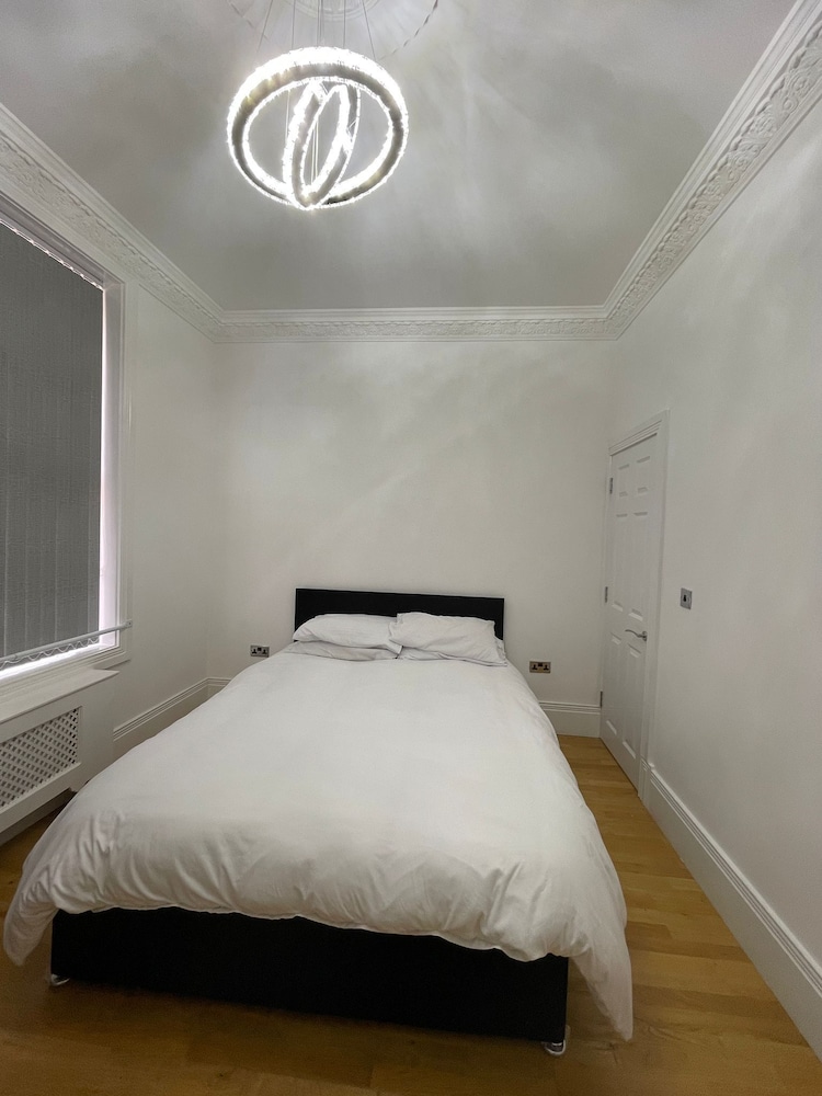 Charming 1-bed Apartment in Wolverhampton view 3
