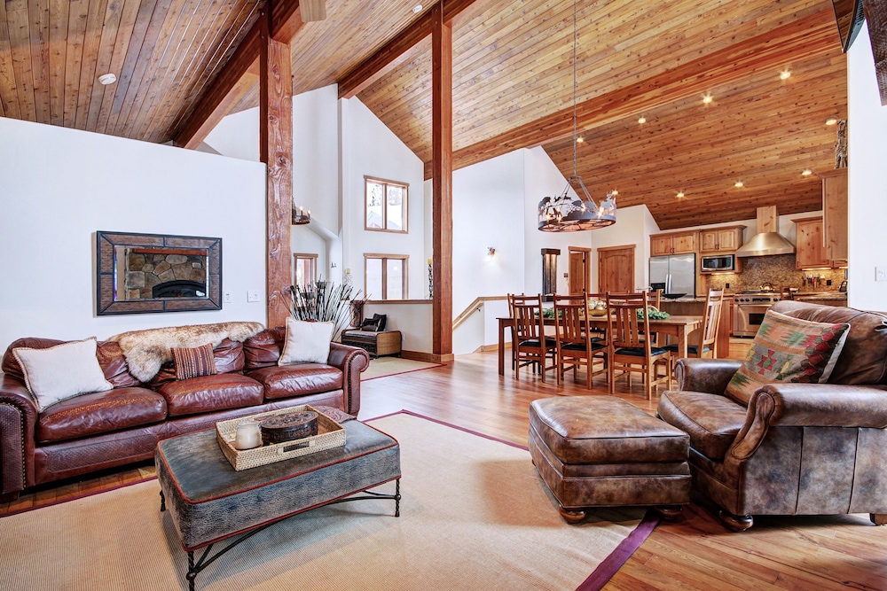 Pine Needle Lodge 5 Bedroom Home by RedAwning