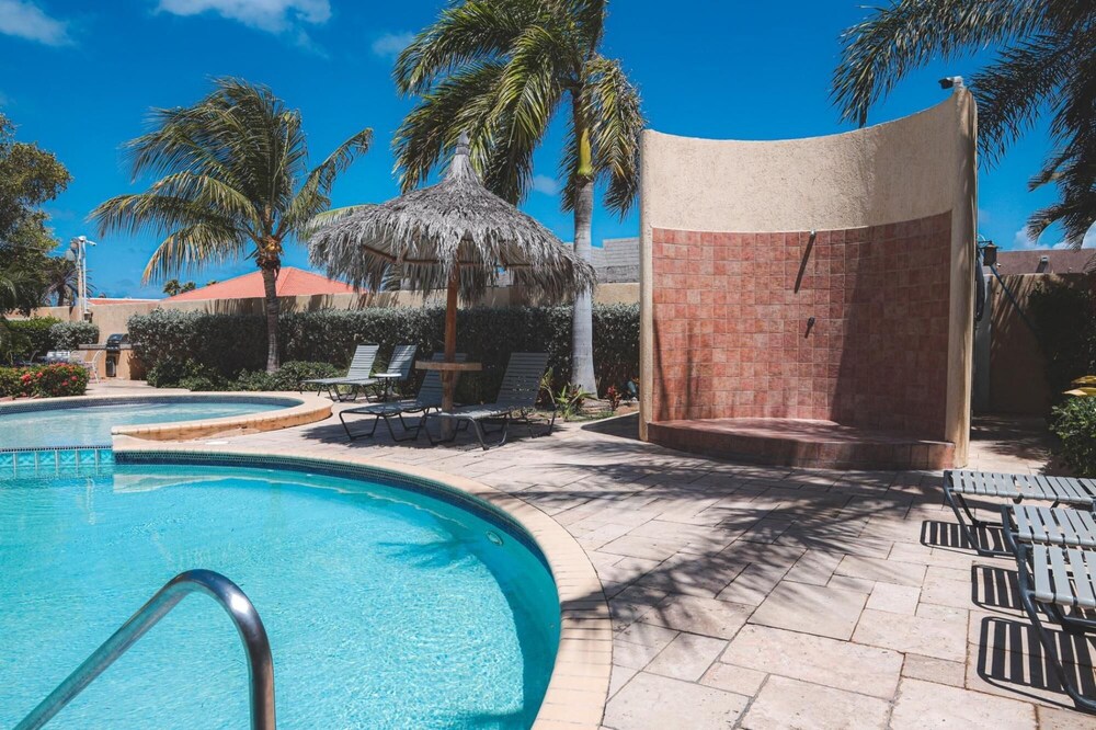Gold Coast - 2br3ba Gated Community w Pools Gym