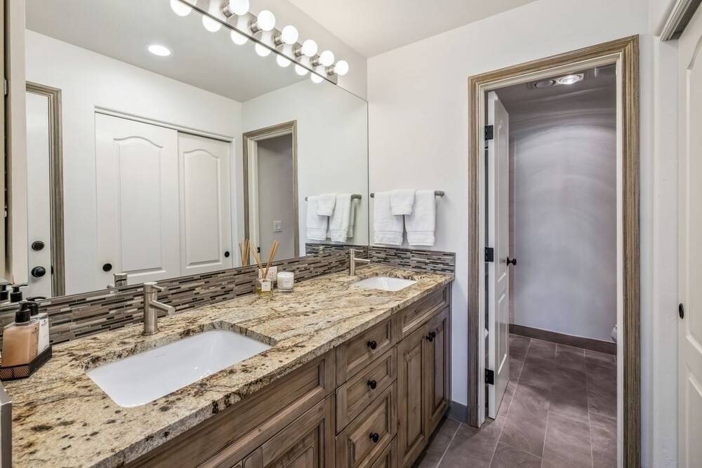 Stunning Renovated 2 Bedroom in Arrowhead Village! Studio Condo