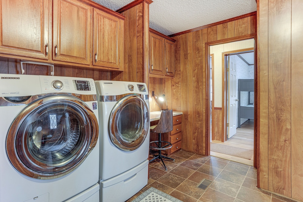 < 1 Mi to Greers Ferry Lake: Dog-friendly Home!