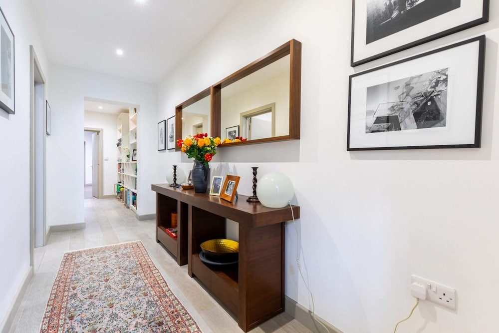 Elegant 2BD Flat 5 Mins to Kensington Gardens!