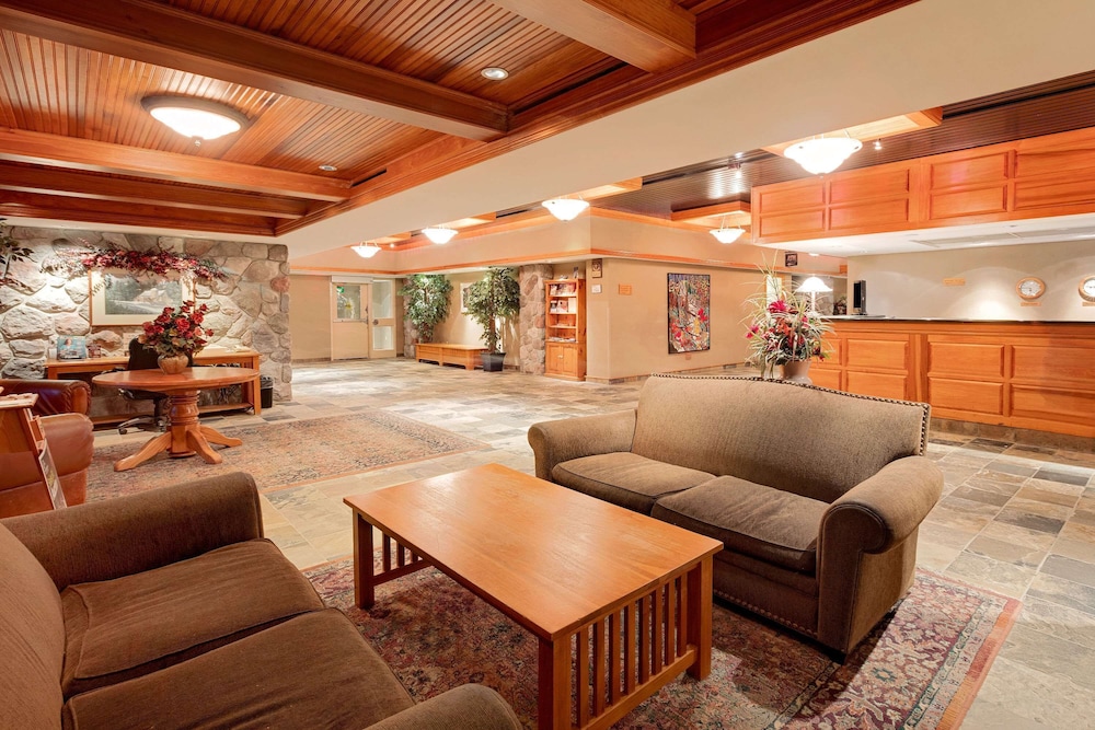 North Bay Vacations - Ramada by Wyndham Pinewood Park Resort North Bay - Property Image 22