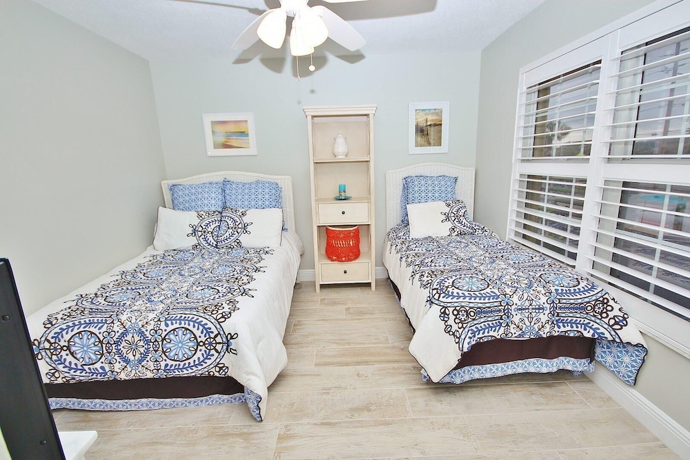 Colony Beach Club 241
