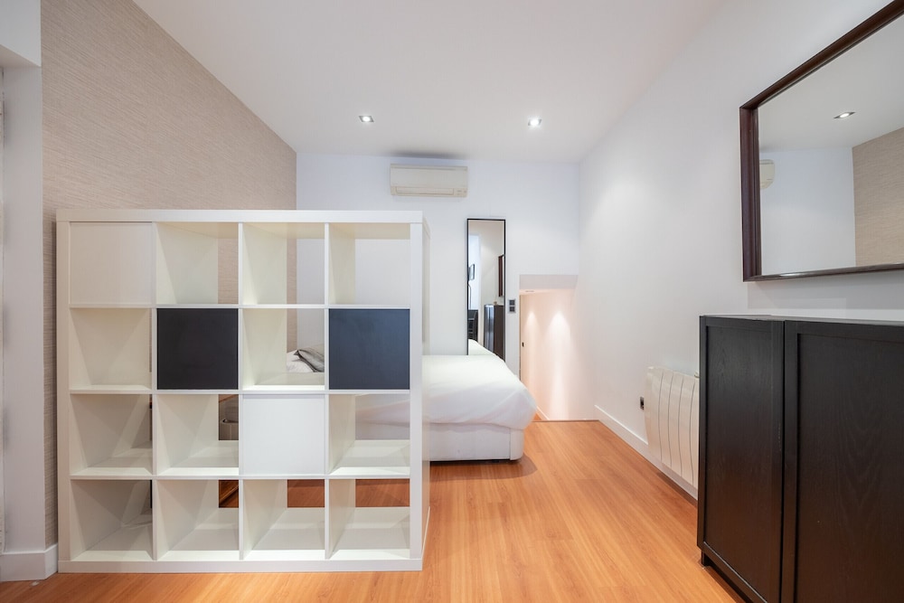 Prado in Madrid With 1 Bedrooms and 1 Bathrooms