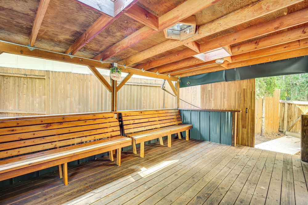 3 Mi to U of O Pet-friendly Home w/ Covered Deck!