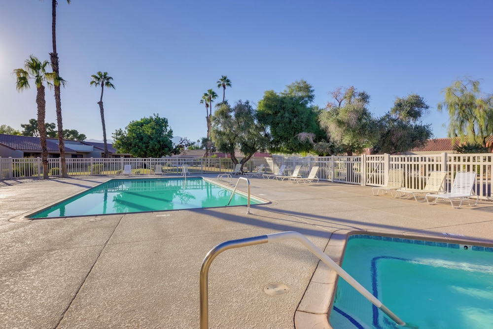 Pet-friendly Palm Desert Retreat: Golf Course View