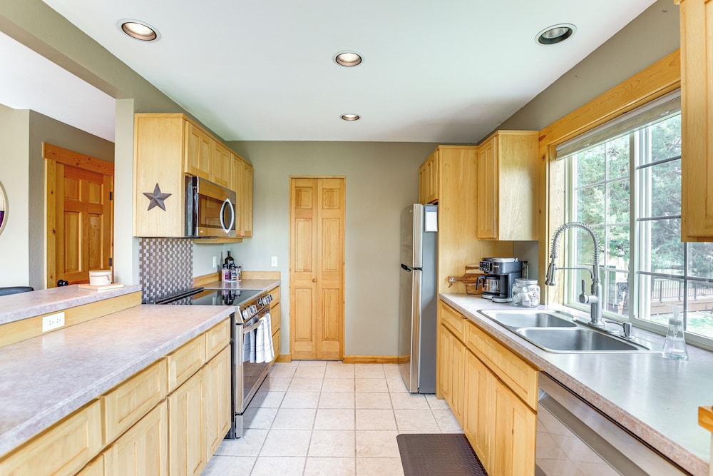 Hike, Fish & Ski: Redmond Escape w/ Hot Tub!