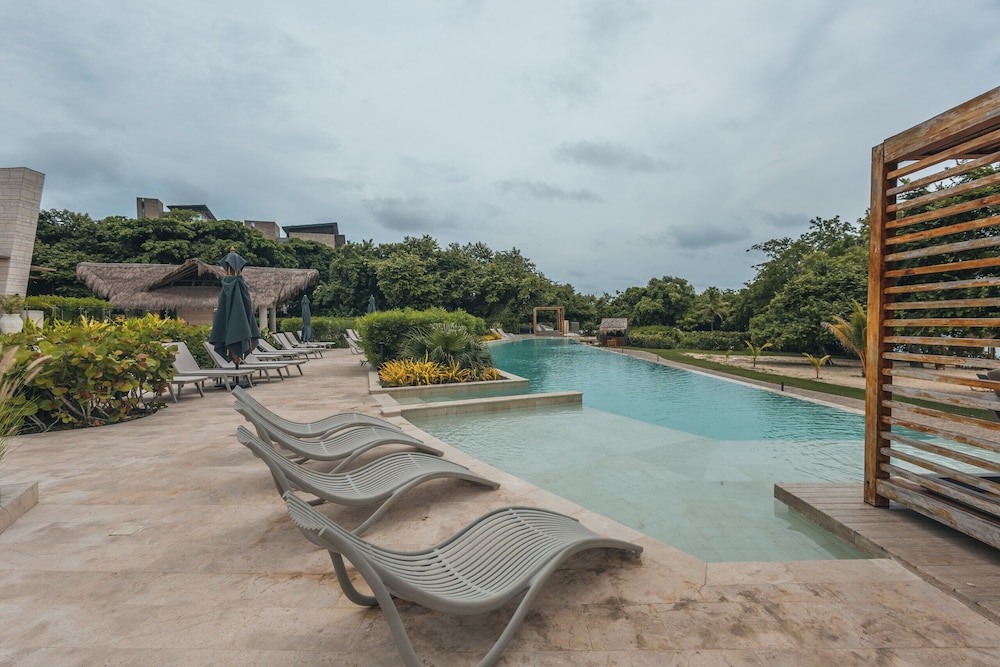 Bright Villa w Pool Outdoor Grill