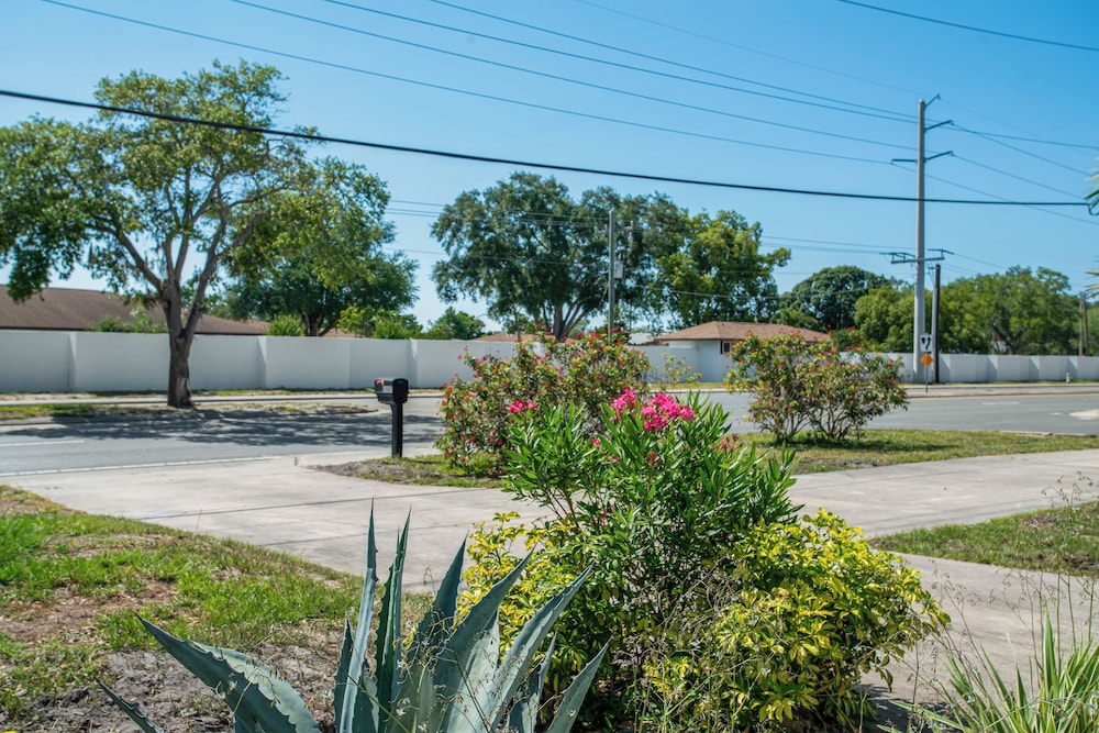 Luxury Pool Retreat near Siesta Key
