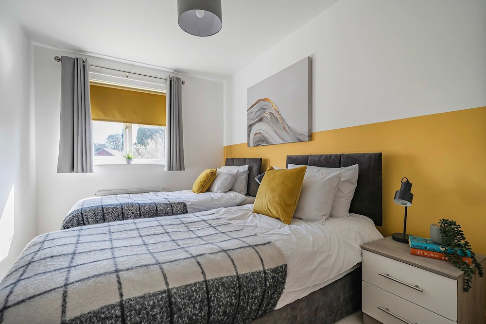 Stylish 2BR Apartment Near MCR Airport