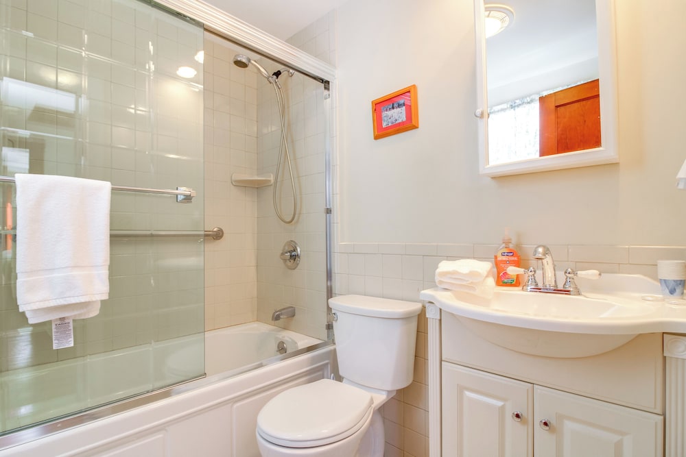 Swim, Ski & Sip: Lakefront Retreat in Plymouth