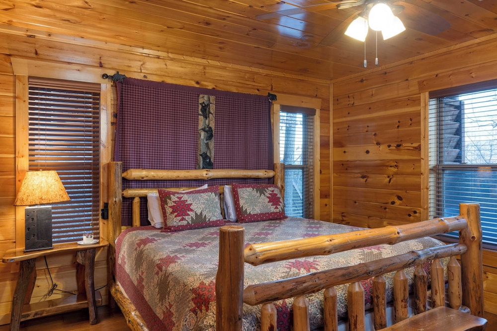 100 Guests Blackthorn: Sister Smokies Homes Luxury Mountain Retreat