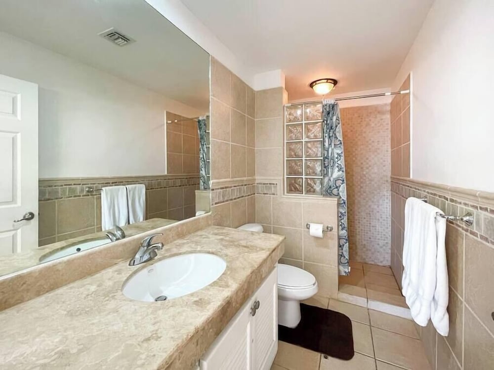 Cozy Condo With Beach Pool Access