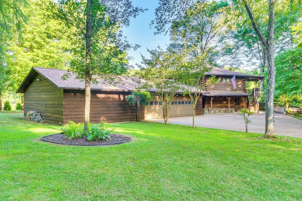 Family-friendly Riverfront Manor on the Little Red view 5