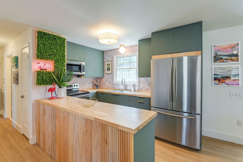 Family Home w/ Furnished Deck in Fairview!