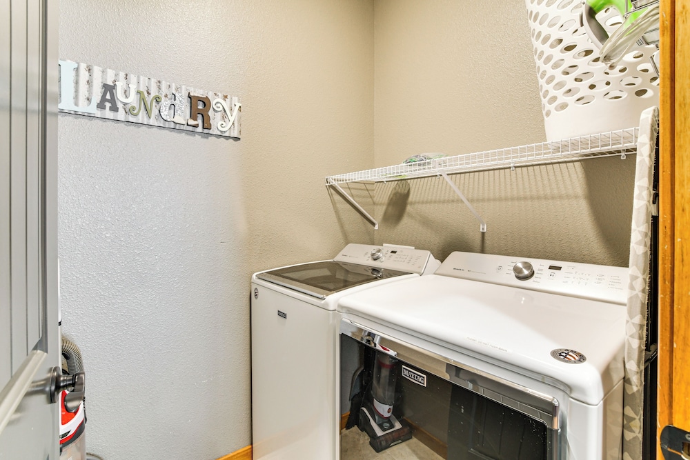 Game Room & Hot Tub: Spacious Retreat in Hollister
