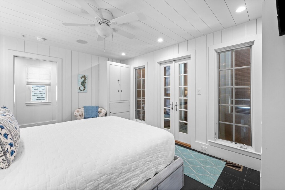 Beach Front Seaside Home Outside The Box 4br/4.5bth 4 Bedroom Home by RedAwning view 2