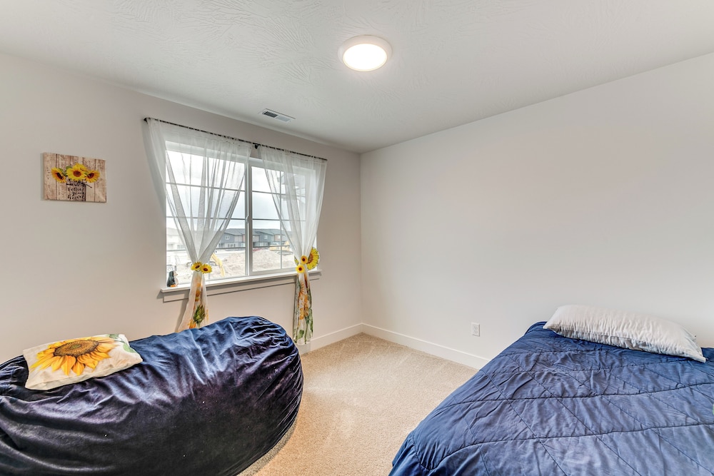 5 Mi to Trails: Townhome in Eagle Mountain