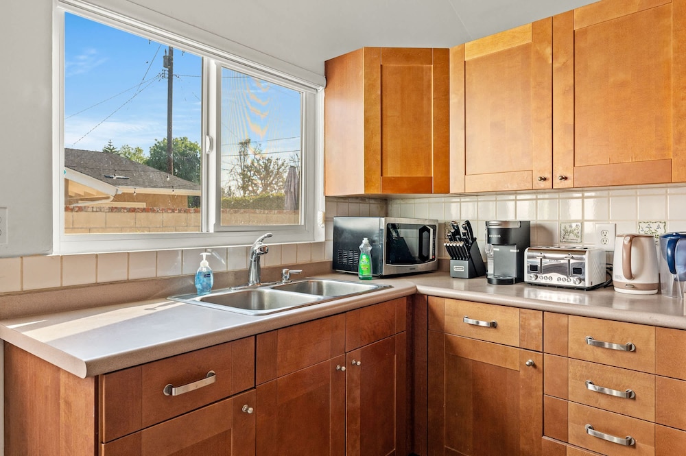 Perfect Family Home With Fireplace Spacious Yard