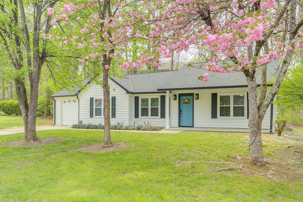 < 1 Mi to Main St & Amphitheater: Woodstock Home!