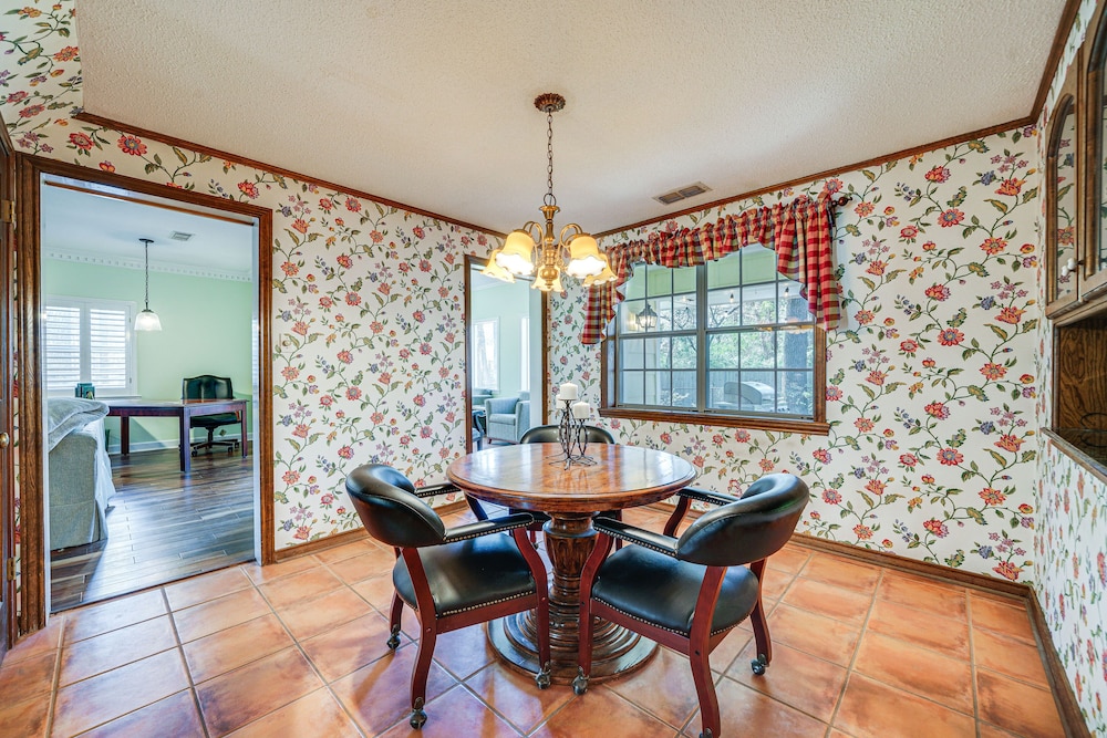 Expansive Texarkana Home w/ Yard: Near Golf!