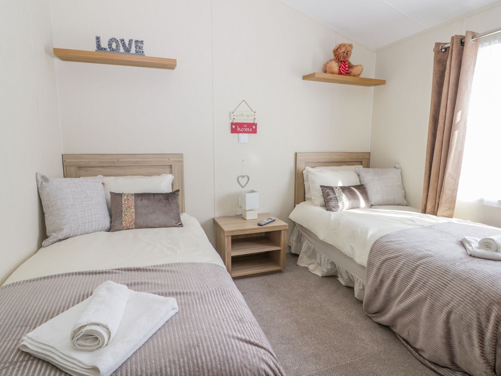Superb Detached Lodge Located on Skipsea Sands view 2