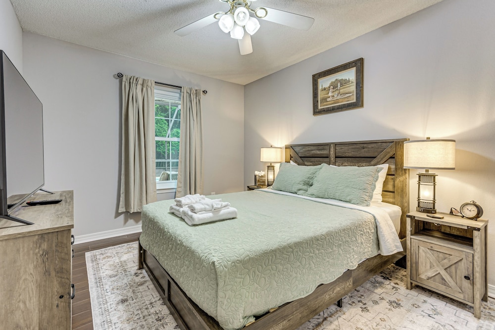 1 Mi to Zoo: 'rustic Bungalow' Gem in Gulf Breeze!