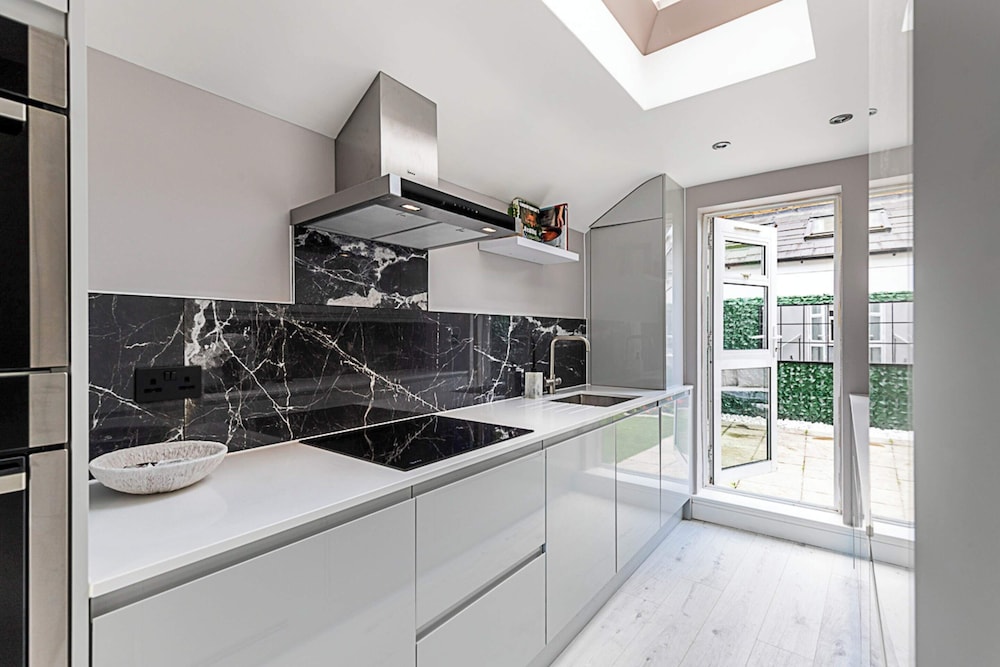 Luxurious 3 Bed Flat With Patio and Garden
