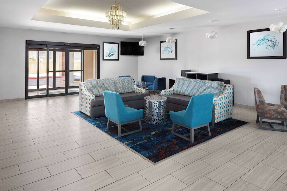 Woodward Vacations - La Quinta Inn  Suites by Wyndham Woodward - Property Image 2