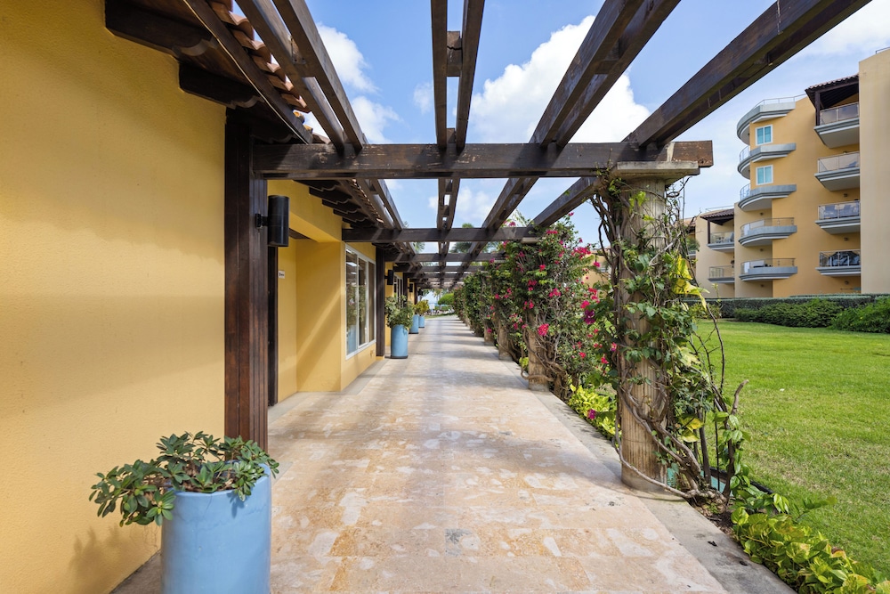 Oceania 343 J.e. Irausquin Blvd 238