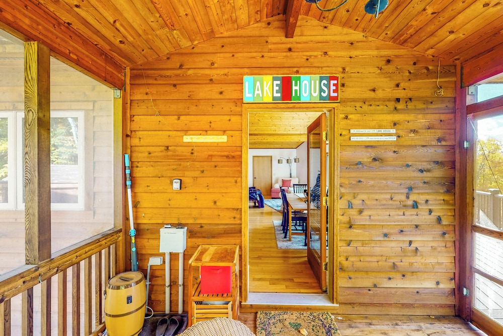 3BR Home w/ Private Hot Tub, Kayaks & Lake Views